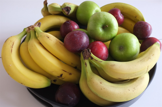 Обои картинки фото еда, фрукты, ягоды, бананы, сливы, яблоки