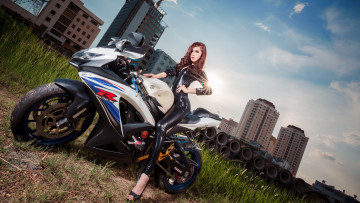 Картинка мотоциклы мото+с+девушкой комбинезон азиатка латекс suzuki белый