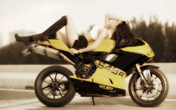 Картинка мотоциклы мото+с+девушкой азиатка сапоги жёлтый
