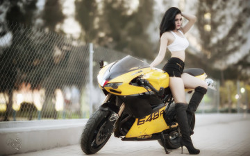 обоя мотоциклы, мото с девушкой, азиатка, сапоги, жёлтый