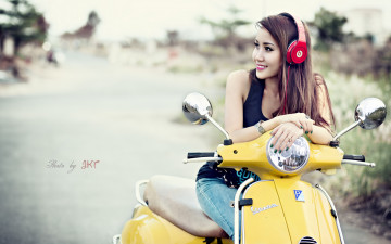 Картинка мотоциклы мото+с+девушкой скутер мотороллер vespa азиатка наушники жёлтый