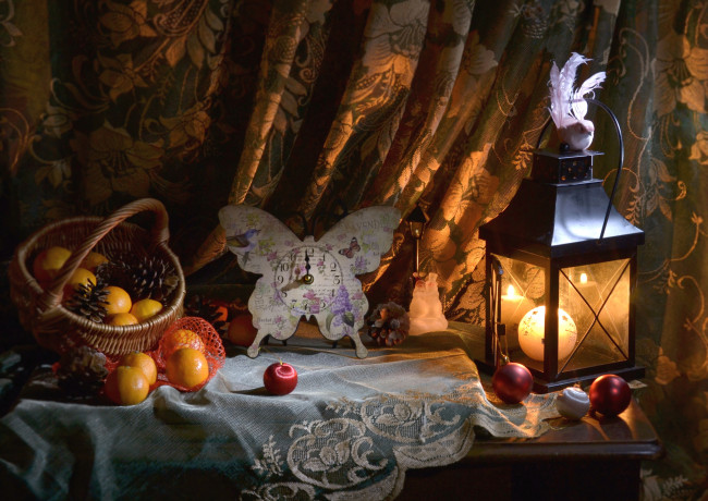 Обои картинки фото праздничные, угощения, мандарины, фонарь, шарики, часы