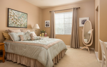 Картинка интерьер спальня декор дизайн подушки зеркало стиль кровать