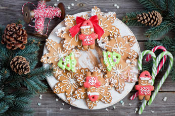Картинка праздничные угощения нитки леденцы печенье шишки