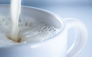 Картинка еда масло +молочные+продукты струя кружка молоко