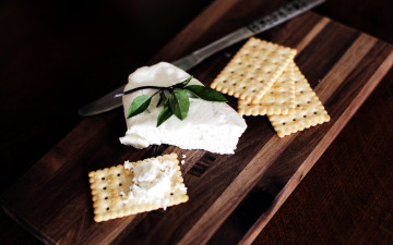Картинка еда сырные+изделия базилик сыр мягкий крекеры