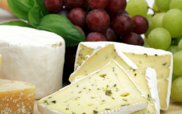 Картинка еда сырные+изделия базилик сыр мягкий виноград