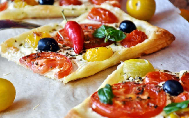 Обои картинки фото еда, пицца, базилик, маслины, перец