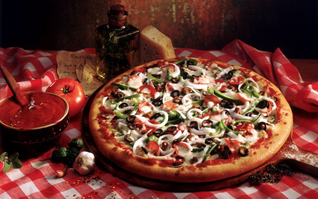 Обои картинки фото еда, пицца, кетчуп, соус, базилик, чеснок, сыр