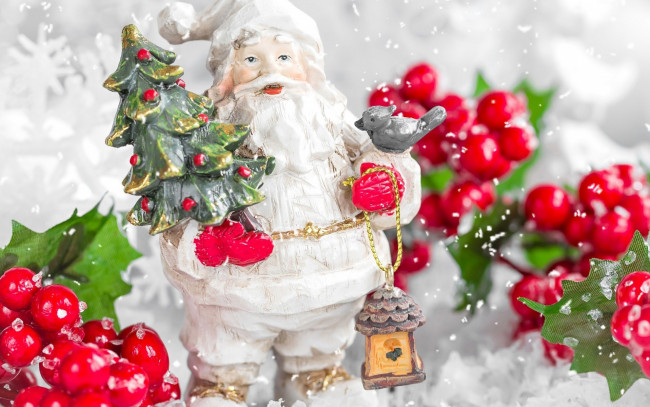 Обои картинки фото праздничные, дед мороз,  санта клаус, ягоды, санта, игрушка