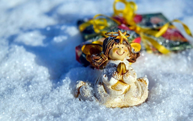Обои картинки фото праздничные, фигурки, молитва, снег, ангел