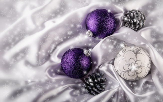 Обои картинки фото праздничные, шары, ткань, шарики, шишки, снежинки, блики