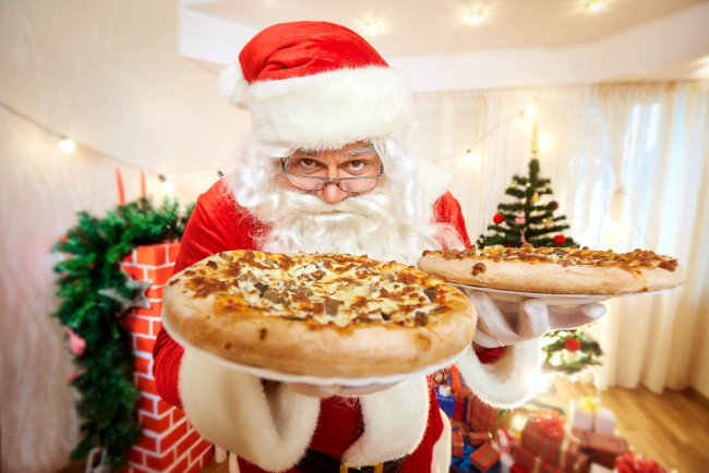 Обои картинки фото праздничные, дед мороз,  санта клаус, угощение, пиццы, санта