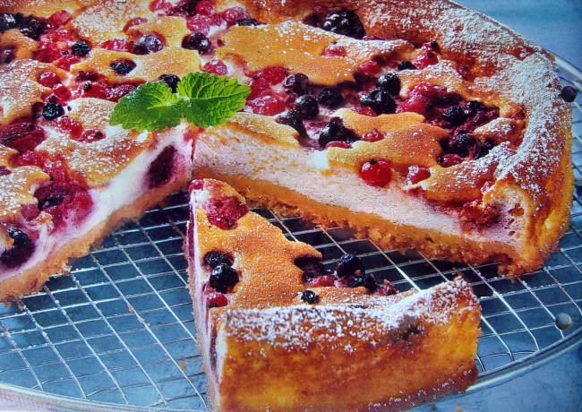 Обои картинки фото еда, пироги, решетка, куски, ягоды, творожный, пирог