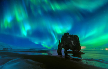 Картинка природа северное+сияние северное сияние арка ночь скала небо звезды пляж
