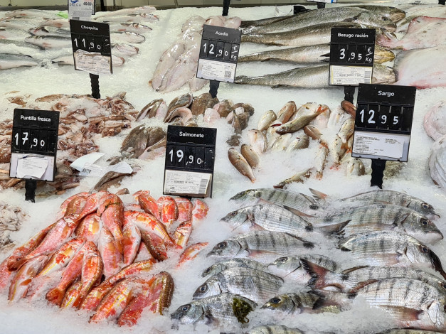 Обои картинки фото еда, рыба,  морепродукты,  суши,  роллы, лед, свежая, ценники