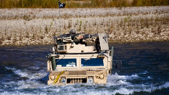 Обои картинки фото техника, военная техника, хаммер, флаг, солдат, река
