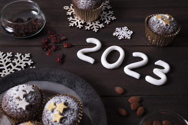 Обои картинки фото праздничные, - разное , новый год, изюм, кексы, дата, новый, 2023, год
