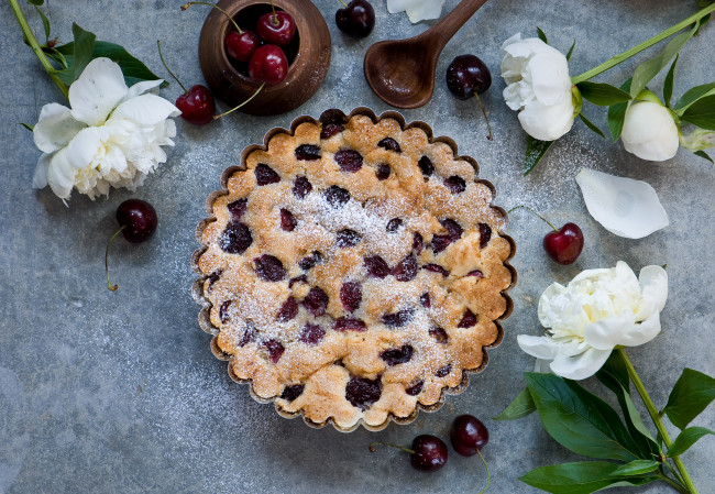 Обои картинки фото еда, пироги, пионы, вишни, пирог, вишневый