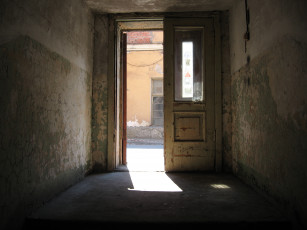 Картинка выход интерьер холлы лестницы корридоры подъезд дверь