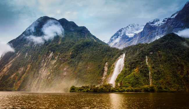 Обои картинки фото southland, новая, зеландия, природа, пейзажи, горы, река, водопад, lady, bowen, falls, river, milford, sound, new, zealand, милфорд-саунд, боуэн, леди, фьорд