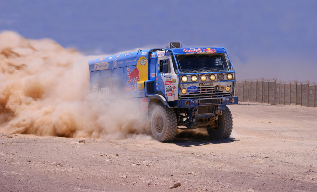 Обои картинки фото спорт, авторалли, dakar, камаз, пыль, rally, соревнования, грузовик, первый