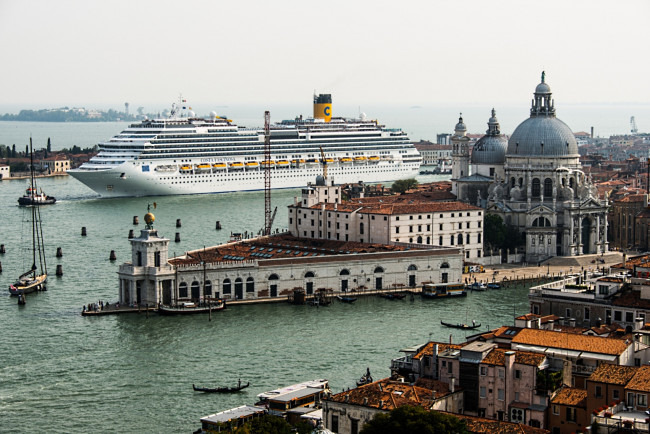 Обои картинки фото города, венеция, италия, лайнер, собор