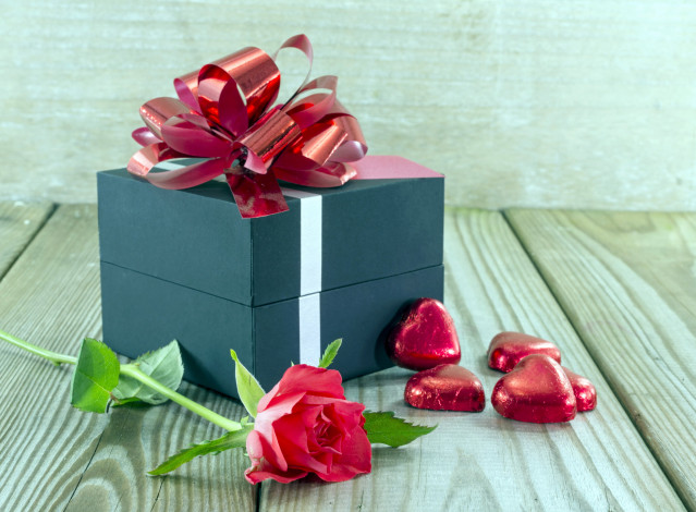 Обои картинки фото праздничные, подарки и коробочки, подарок, бант, роза, конфеты, сердечки