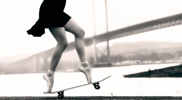 Картинка девушки -unsort+ женские+прелести ноги черно-белая мост скейтборд пуанты река