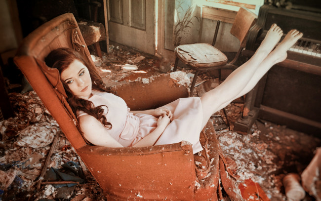 Обои картинки фото девушки, -unsort , рыжеволосые и другие, комната, мусор, босиком, кресло, платье, задумчивость, пианино, развалины, локоны, рыжая