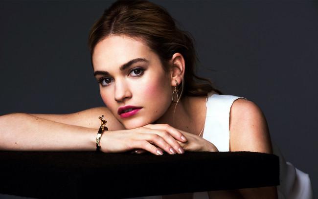 Обои картинки фото lily james, девушки, браслет, серьги