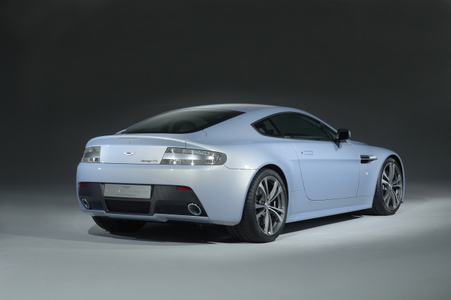 Обои картинки фото автомобили, aston martin, vantage, rs, aston, martin, v12, concept