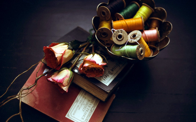Обои картинки фото разное, ремесла,  поделки,  рукоделие, нитки, розы, книги
