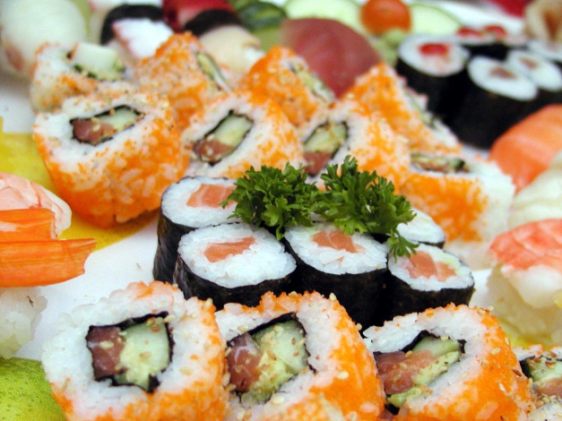 Обои картинки фото еда, рыба,  морепродукты,  суши,  роллы, икра, ассорти, кухня, роллы, японская