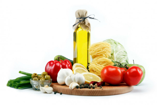 Обои картинки фото еда, разное, капуста, помидоры, масло, оливки, чеснок, макароны, томаты