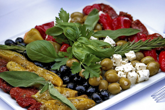 Обои картинки фото еда, разное, розмарин, базилик, оливки, помидоры, сыр, перец, шалфей