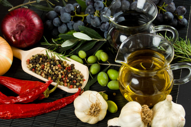 Обои картинки фото еда, разное, виноград, масло, оливки, чеснок, перец