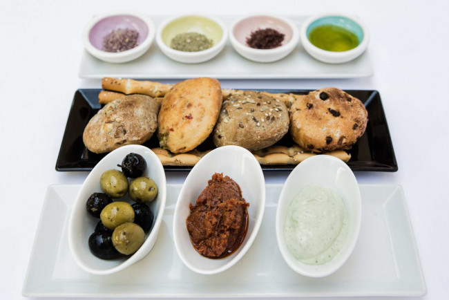Обои картинки фото еда, салаты,  закуски, булочки, соусы, закуски, оливки