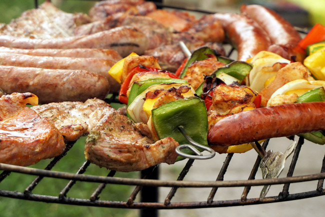 Обои картинки фото еда, шашлык,  барбекю, колбаски, овощи, мясо