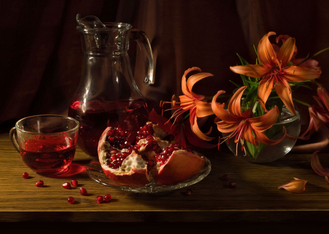 Обои картинки фото еда, натюрморт, сок, кружка, лилии, цветы, кувшин, чашка