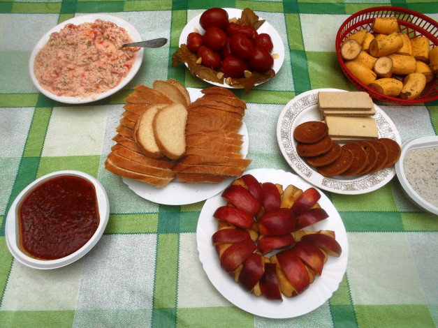 Обои картинки фото еда, хлеб,  выпечка, печенье, вафли, слус, яблоки, салаты, помидоры, томаты, бананы