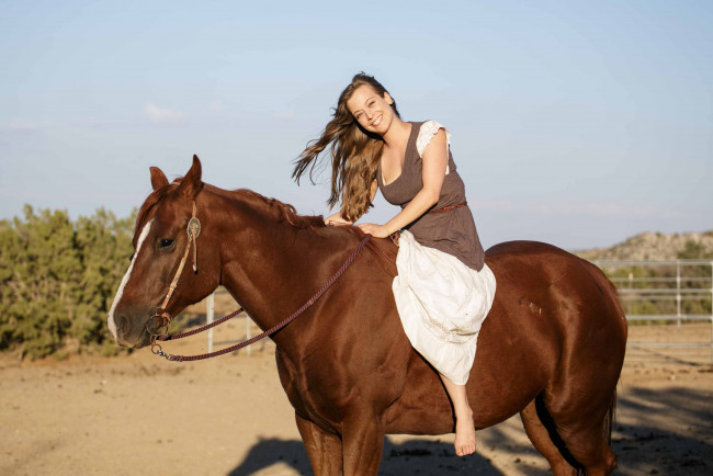 Обои картинки фото девушки, -unsort , брюнетки, темноволосые, лошадь, платье, шатенка