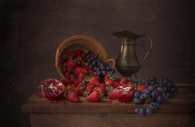 Обои картинки фото еда, фрукты,  ягоды, клубника, гранат, виноград
