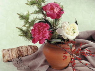 Картинка цветы пионы ваза ветка ягоды