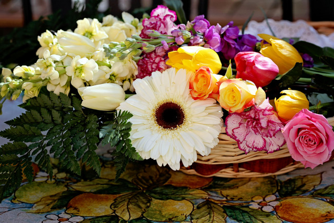 Обои картинки фото цветы, разные, вместе, папоротник, розы, тюльпаны, матиола, гербера, гвоздики