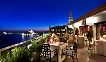 Картинка интерьер кафе +рестораны +отели терраса столики фонари река вечер