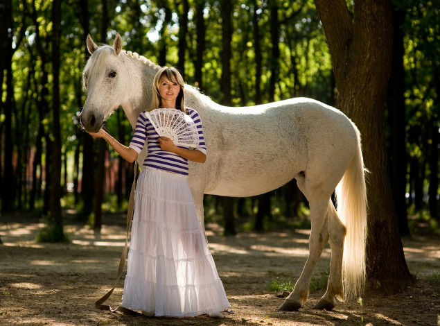Обои картинки фото девушки, - блондинки,  светловолосые, конь, блондинка, юбка, роща, веер