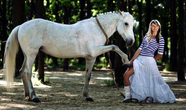 Обои картинки фото девушки, - блондинки,  светловолосые, конь, блондинка, юбка, роща