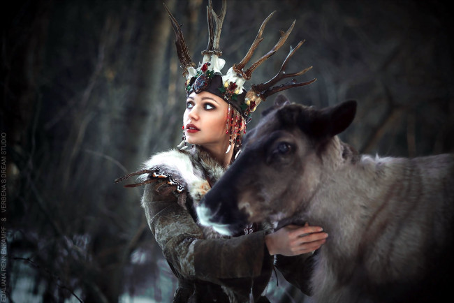Обои картинки фото девушки, - креатив,  косплей, девушка, корона, рога, олень, шуба