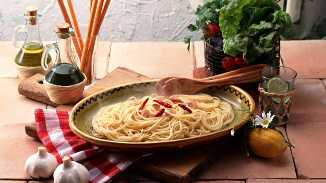 Обои картинки фото еда, макароны,  макаронные блюда, спагетти, перчик, масло, чеснок